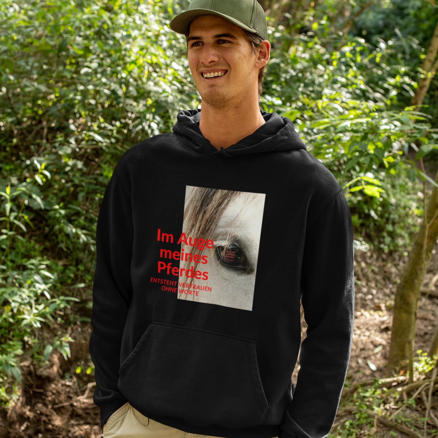 HigherBlanks Premium Hoodie - Im Auge meines Pferdes ENTSTEHT VERTRAUEN OHNE WORTE
