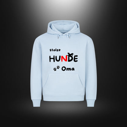 Babyblauer HigherBlanks Premium Hoodie, Vorderansicht mit schwarz-rotem Aufdruck „stolze HUNDE Oma“, Hundesilhouette und Pfoten.