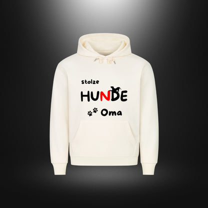 Beiger HigherBlanks Premium Hoodie, Vorderansicht mit schwarz-rotem Aufdruck „stolze HUNDE Oma“, Hundesilhouette und Pfoten.