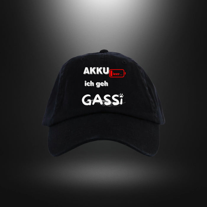 Dad Cap mit Hundemotiv „AKKU leer ich geh GASSI“ in Schwarz – BeastlyChic