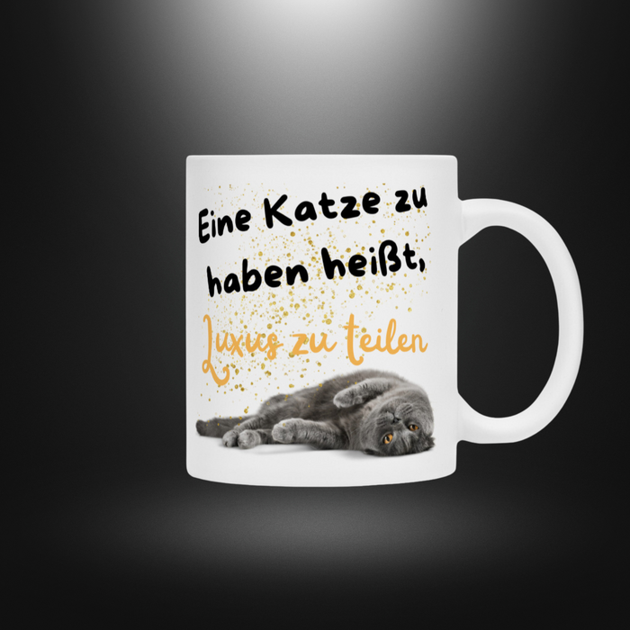 Tasse mit Katzenmotiv „Eine Katze zu haben heißt, Luxus zu teilen“ in Weiß – BeastlyChic