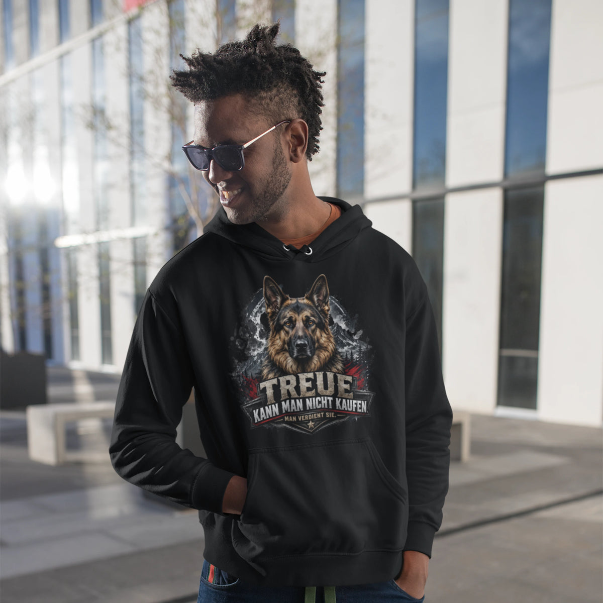 Hoodie mit Schäferhund-Motiv – DOG DAD – Lifestyle-Aufnahme