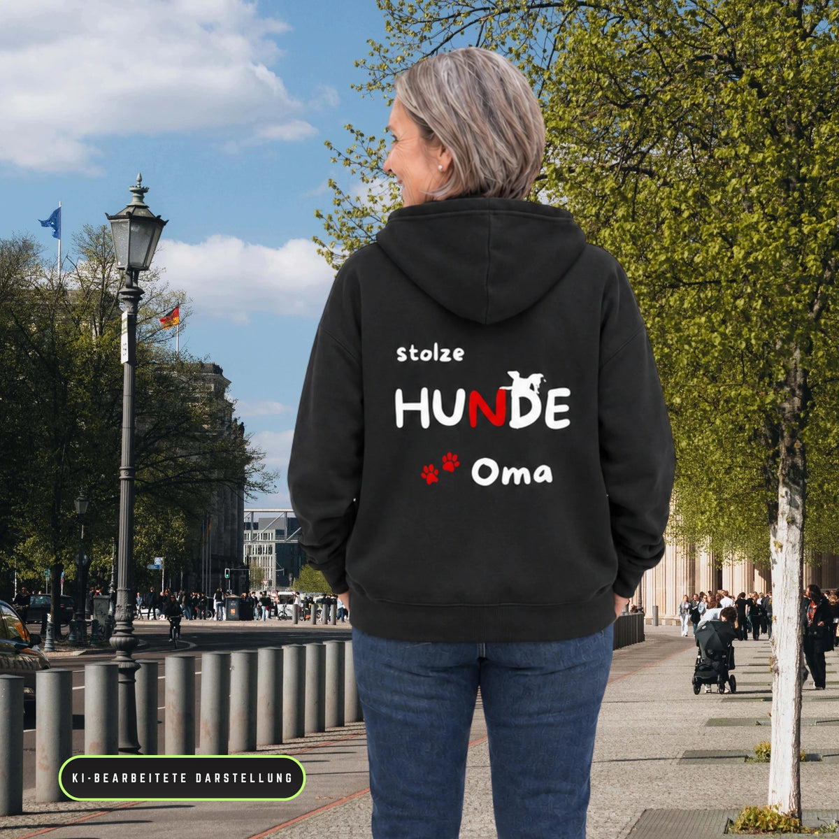 Frau trägt einen Classic Zipper Hoodie Unisex mit Hundemotiv „stolze HUNDE Oma“.