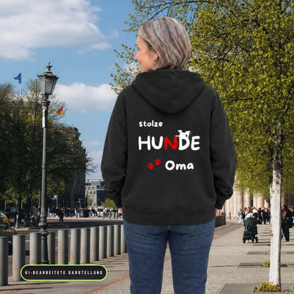 Frau trägt einen Classic Zipper Hoodie Unisex mit Hundemotiv „stolze HUNDE Oma“.