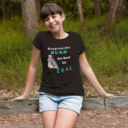 Kinder-T-Shirt mit Hundemotiv „Hauptsache Hund, der Rest ist egal“ – Galeriebild