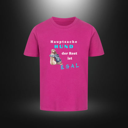 Kinder-T-Shirt mit Hundemotiv „Hauptsache Hund, der Rest ist egal“ in Lila