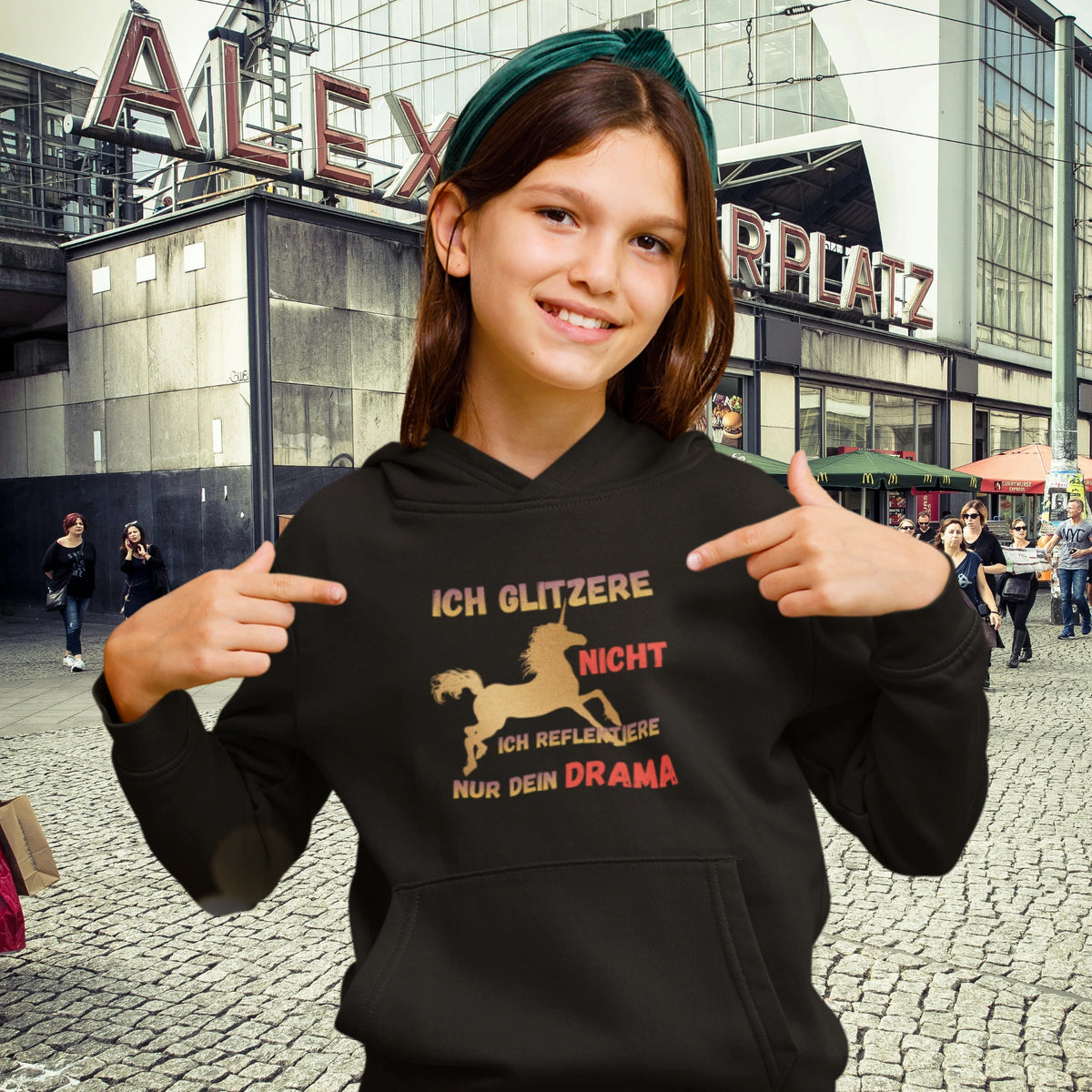 Kinder-Hoodie mit Statement „ICH GLITZERE NICHT ICH REFLEKTIERE NUR DEIN DRAMA“ – Galeriebild