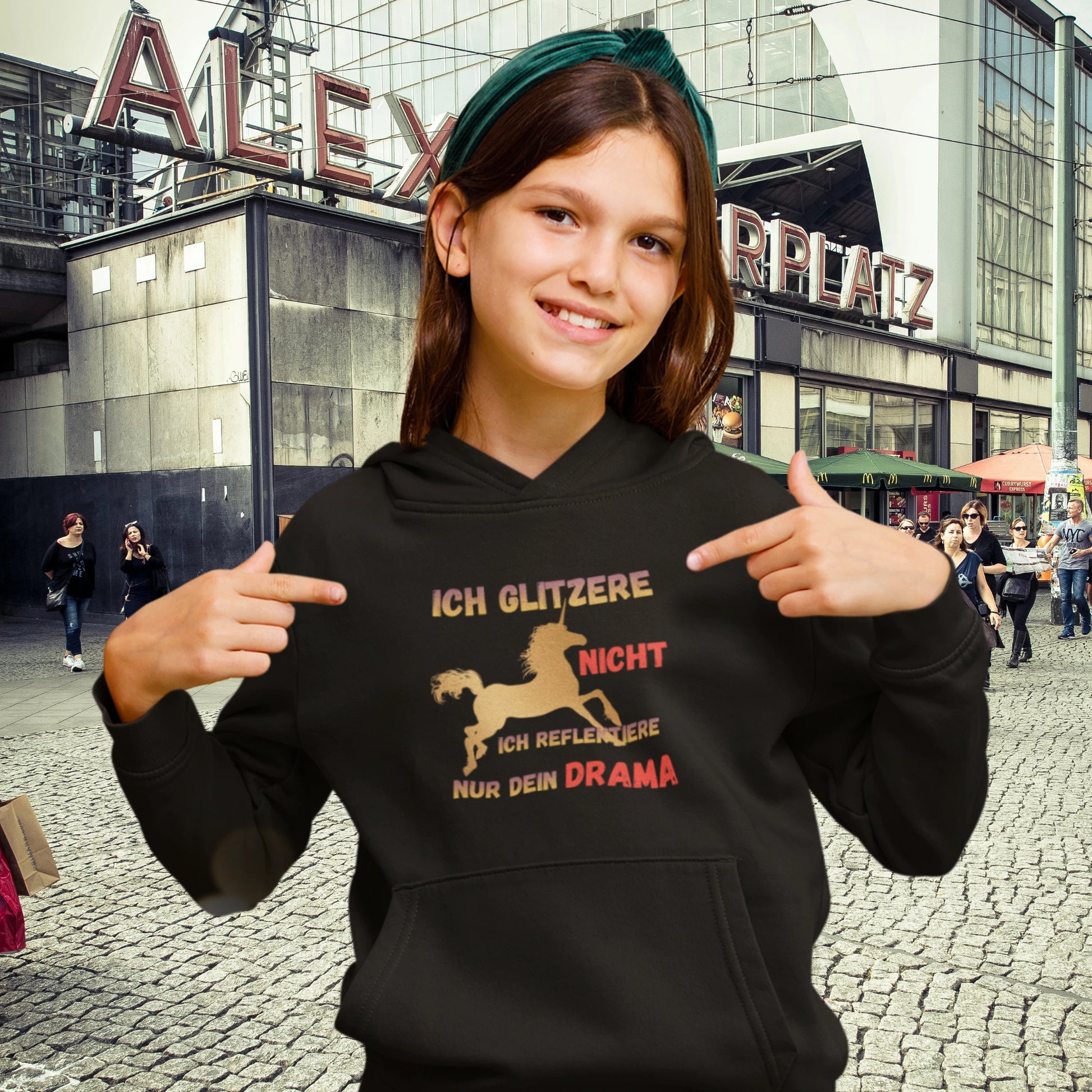 Kinder-Hoodie mit Statement „ICH GLITZERE NICHT ICH REFLEKTIERE NUR DEIN DRAMA“ – Galeriebild