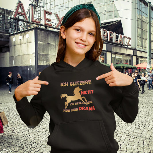 Kinder-Hoodie mit Statement „ICH GLITZERE NICHT ICH REFLEKTIERE NUR DEIN DRAMA“ – Galeriebild