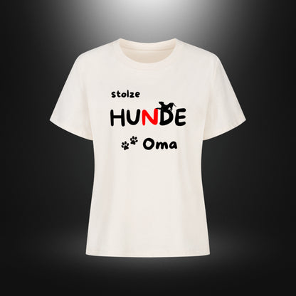 Naturfarbenes Damen T-Shirt in Natural mit dem Aufdruck „stolze HUNDE Oma“, Hundesilhouette und Pfoten, Vorderansicht.