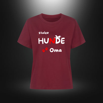 Burgunderfarbenes Damen T-Shirt mit weiß-rotem Aufdruck „stolze HUNDE Oma“, Hundesilhouette und Pfoten, Vorderansicht.