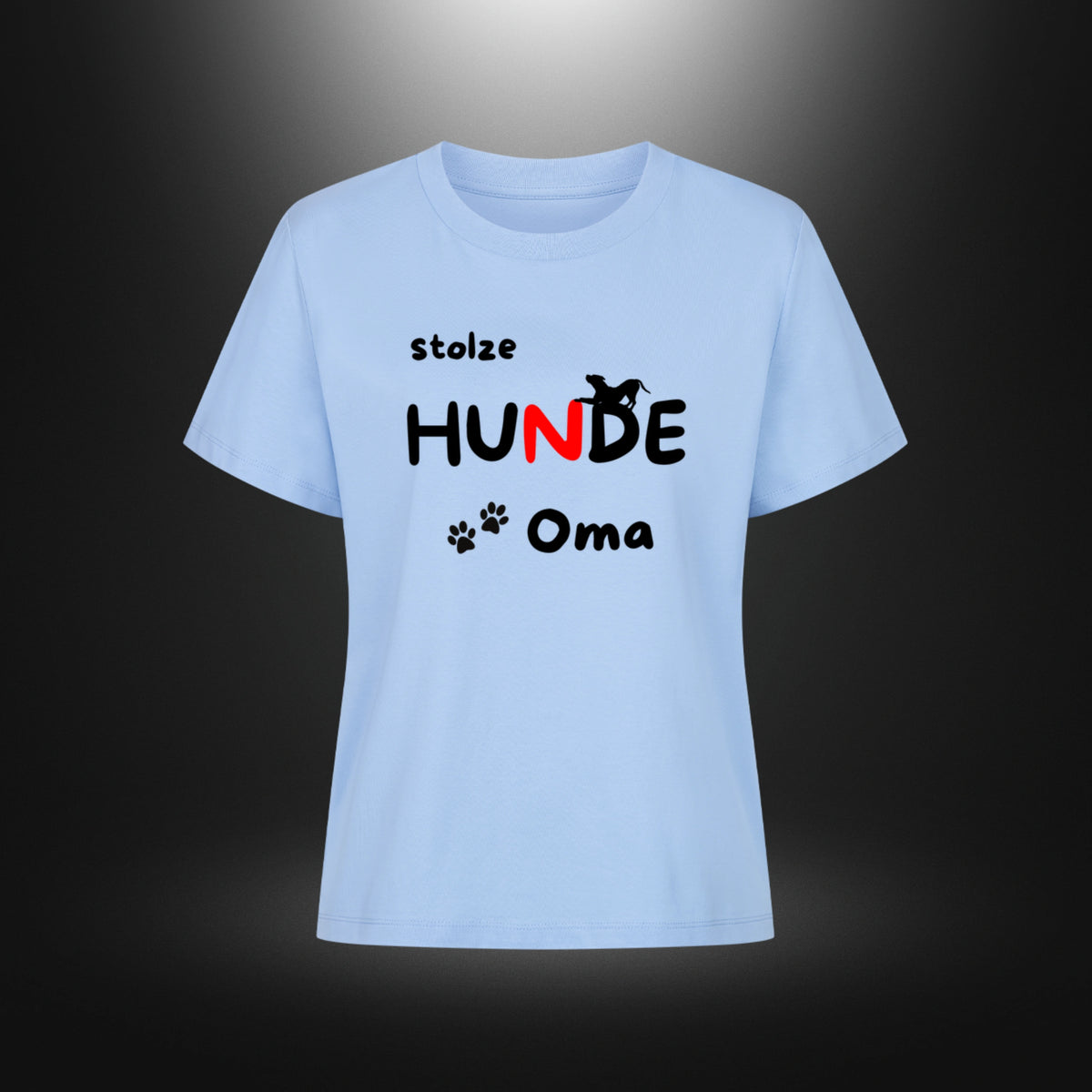 Hellblaues Damen T-Shirt in Sky Blue mit dem Aufdruck „stolze HUNDE Oma“, Hundesilhouette und Pfoten, Vorderansicht.