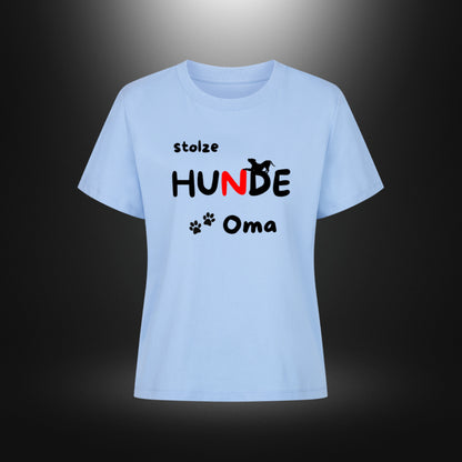 Hellblaues Damen T-Shirt in Sky Blue mit dem Aufdruck „stolze HUNDE Oma“, Hundesilhouette und Pfoten, Vorderansicht.