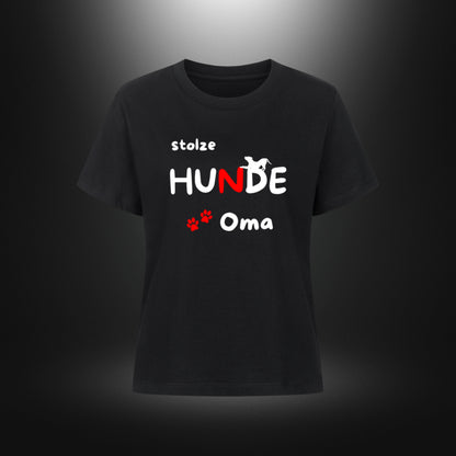Schwarzes Damen T-Shirt mit weiß-rotem Aufdruck „stolze HUNDE Oma“, Hundesilhouette und Pfoten, Vorderansicht.
