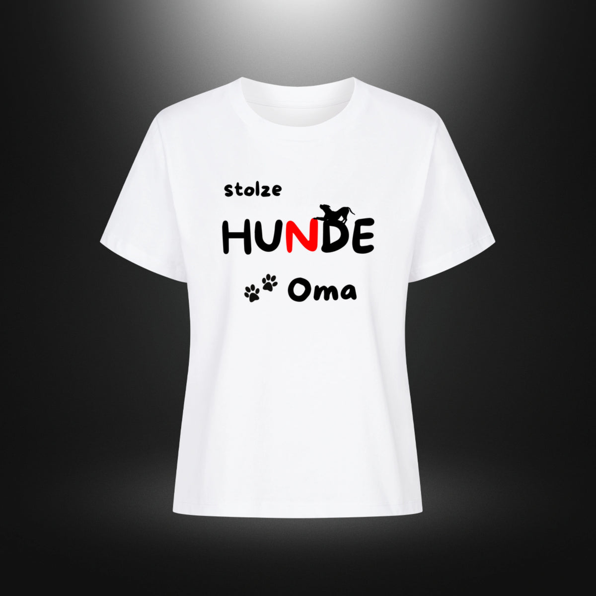 Weißes Damen T-Shirt mit schwarz-rotem Aufdruck „stolze HUNDE Oma“, Hundesilhouette und Pfoten, Vorderansicht.