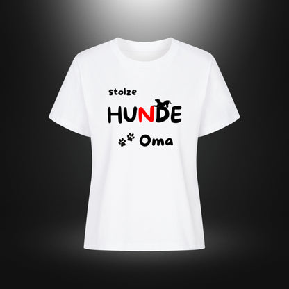 Weißes Damen T-Shirt mit schwarz-rotem Aufdruck „stolze HUNDE Oma“, Hundesilhouette und Pfoten, Vorderansicht.