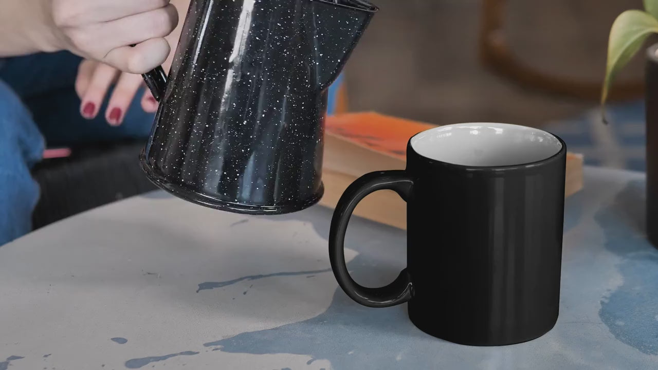 Video laden: Zaubertasse von BeastlyChic: Beim Eingießen eines heißen Getränks erscheint das Motiv „stolze HUNDE Oma“.