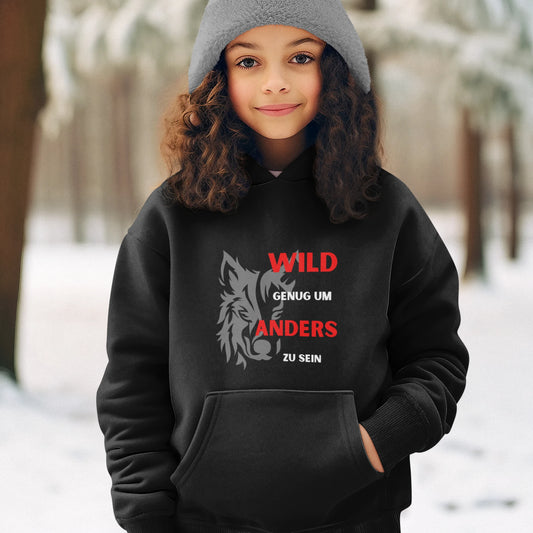 Kinder-Hoodie mit Statement „WILD GENUG UM ANDERS ZU SEIN“ – Galeriebild